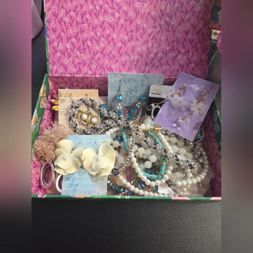 Not So Mystery Jewelry Lot|Green Storage Box-Pearls, Turquoise and Silver Pieces - Picture 3 of 8